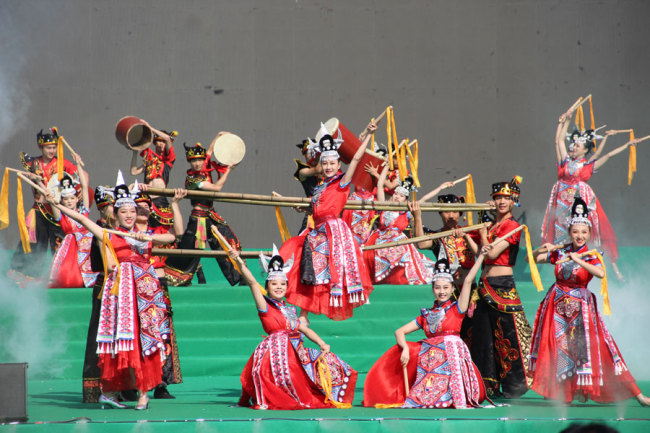 The story of Jiangjun Rock and Wangfu Cliff (a story of a wife waiting for the return of her General husband) performed by Hunan Provincial Song and Dance Theatre, Hunan Provincial Acrobatic Troupe and Hunan Vocational College of Art. [Photo courtesy of Melsam Ojha]